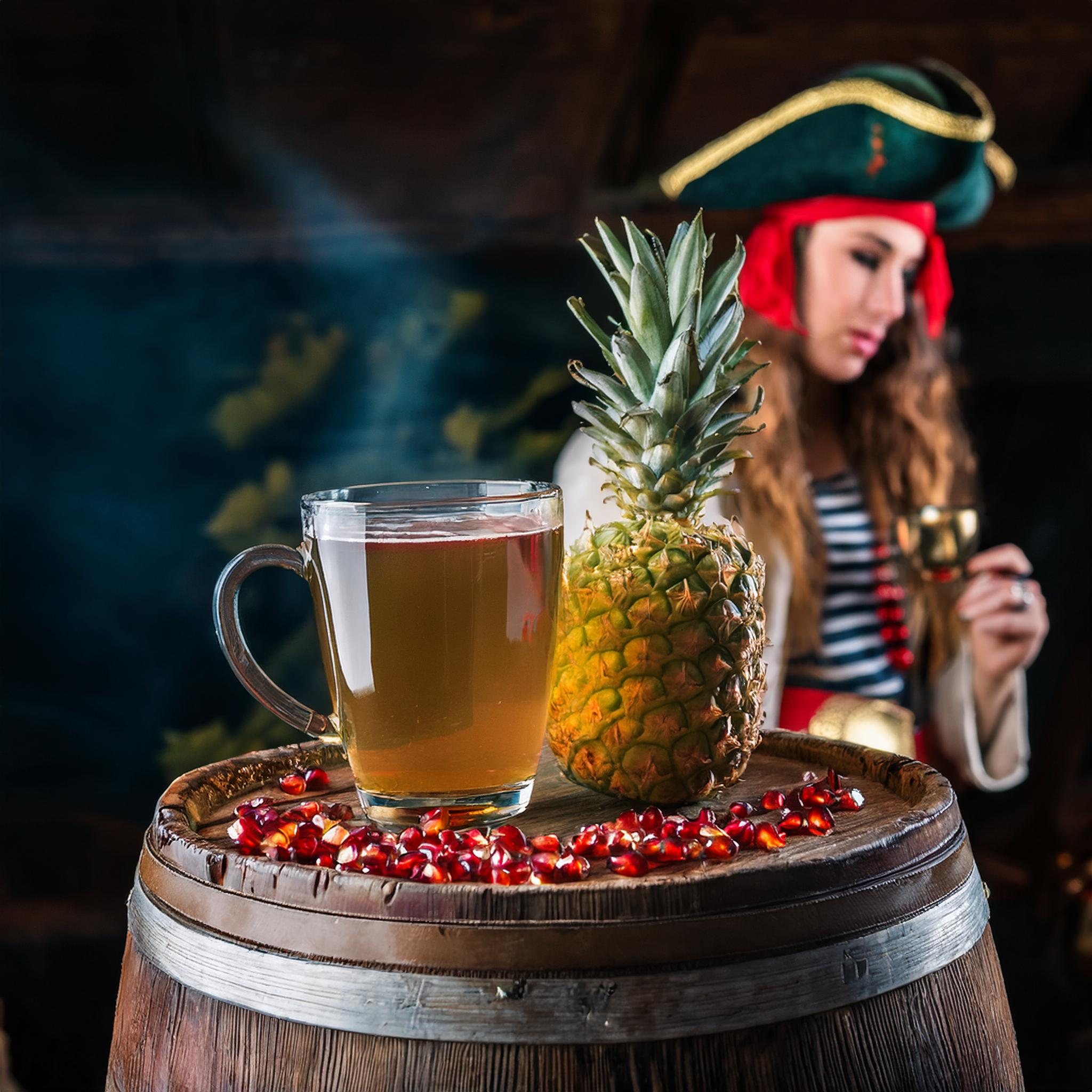 Ce thé vert et blanc à l'ananas, vanille, grenade et rhum porte bien son nom : La fiancée du pirate