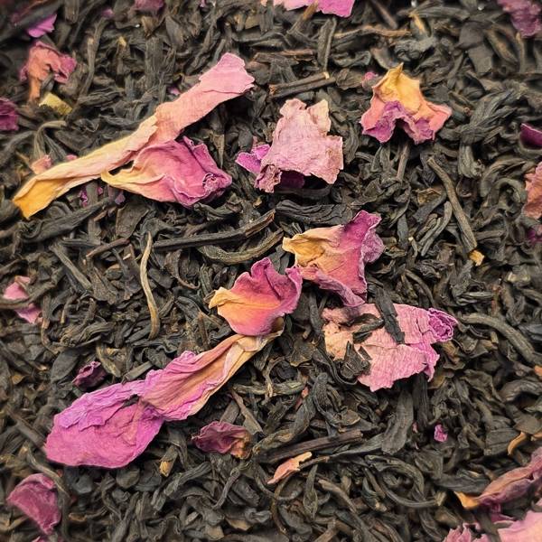Thé noir rose présenté en vrac, un thé floral, doux et raffiné aux notes délicates de rose, idéal pour une pause élégante.