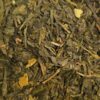 Thé vert Soleil Vert Dammann présenté en vrac, un thé vert à l’huile essentielle d’orange sanguine et aux écorces d’orange.