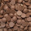 Chocolat au lait Cluizel présenté en boutique, idéal pour accompagner cafés, thés, desserts, pâtisseries et pauses gourmandes.