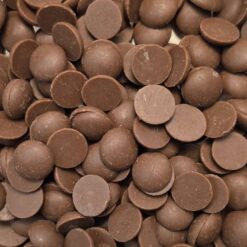 Chocolat au lait Cluizel présenté en boutique, idéal pour accompagner cafés, thés, desserts, pâtisseries et pauses gourmandes.