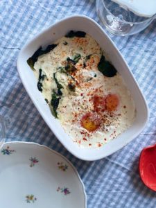 oeufs cocotte cajun aux épinards