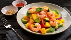 Salade de mangue, avocat et crevettes au gingembre