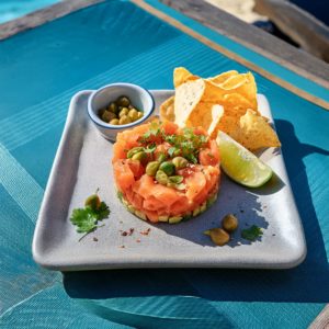Tartare saumon, avocat, piment d'Espelette et Chips de Patate Douce