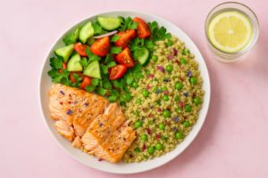 Filet de saumon rôti & salade de quinoa aux parfums d’ailleurs