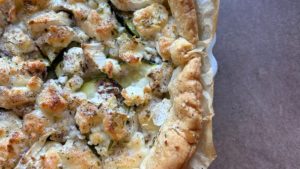 Tarte fraîche courgettes chèvre et pâte épicée