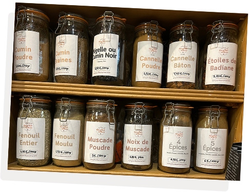 Épicerie fine en vrac au Comptoir des Arômes, avec une sélection de thés, infusions, épices, graines, fruits secs et produits gourmands à choisir au poids.