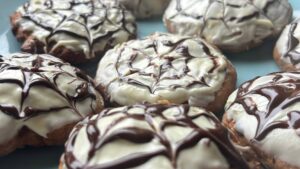 Cookies d’Halloween à la pâte à tartiner ensorcelée