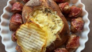 Fondue de Reblochon en miche & grenailles lardées 