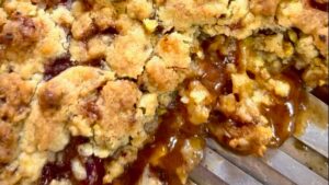 Crumble pêches, abricots, pistaches et caramel